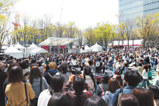 CJ E&M은 한류 페스티벌 케이콘(KCON)을 일본에서 처음 개최, 주춤하던 일본 현지 한류 바람에 훈풍을 불어넣고 중소기업 제품의 일본 진출을 지원했다. 지난 22일 일본 사이타마 슈퍼 아레나에서 열린 '케이콘 2015 재팬'에는 1만5000명 이상의 한류팬이 몰려들었다.    CJ E&M 제공